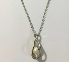 Natural Pearl Cage Necklace – Oyster-Inspired Pendant Collection